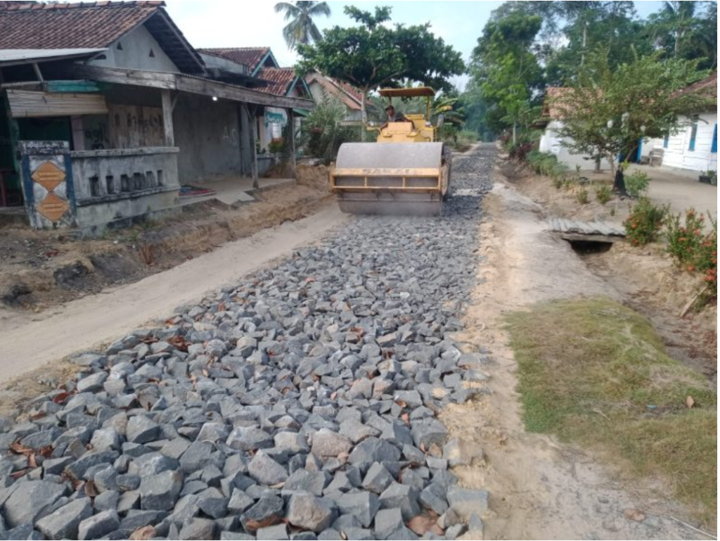 Pemerintah Tiyuh Dwikora Jaya Membangun Jalan Onderlagh Dengan Anggaran Dana Desa Tahun 2024