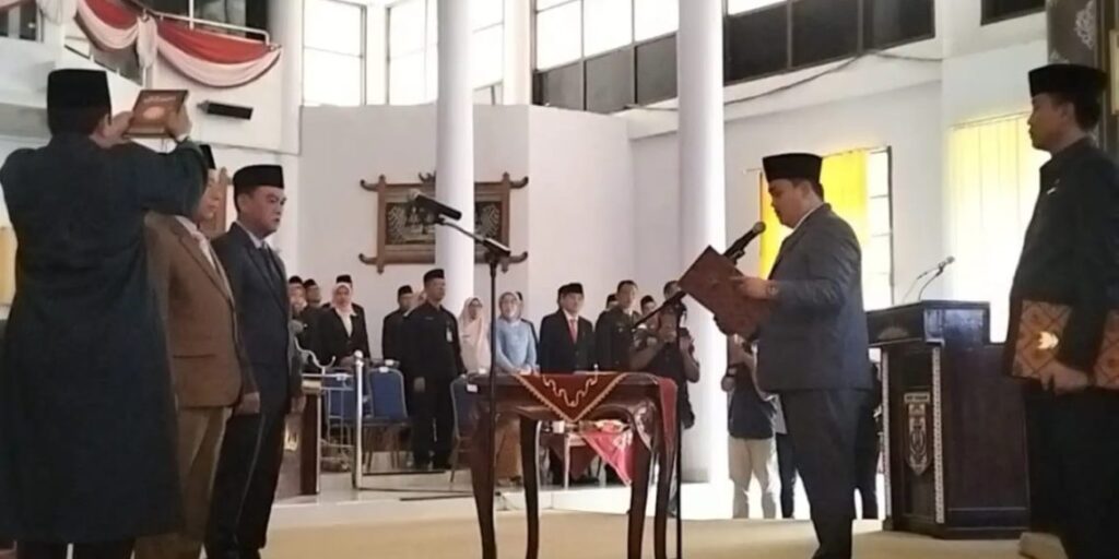 Real Kalbadi Ketua DPRD Way Kanan Resmi Melantik Elyas Yusman Dan Haprin Menjadi Aggota DPRD